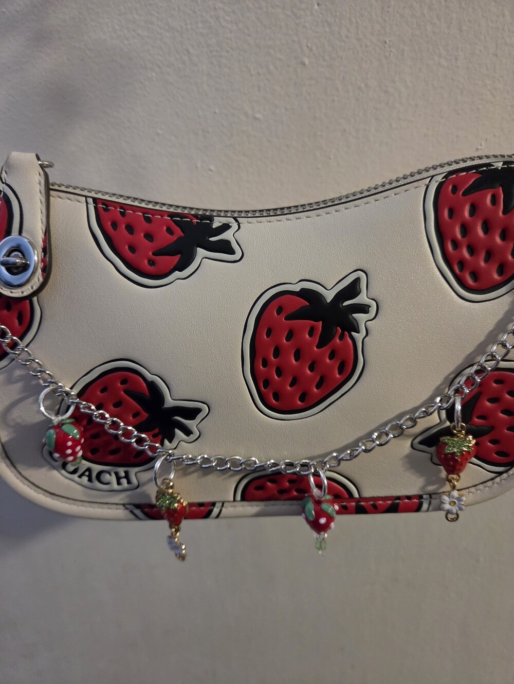 Coach Swinger Bag 20 With Strawberry Print CT881. Glove Tanned Leather Chalk - Picture 9 of 9